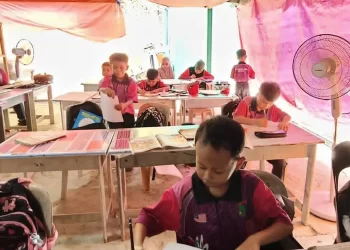 KEADAAN murid SK Balaban Jaya, Beluran, Sabah yang terpaksa mengikuti sesi PdP di bawah khemah berpunca daripada 
kerosakan sebahagian infrastruktur akibat pergerakan tanah dan cerun. – MEDIA SOSIAL