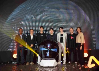 ARNOLD Chan (tiga dari kiri) dan Andrew Chim (empat dari kanan) semasa pelancaran rasmi suite penuh perkhidmatan Airwallex di Malaysia, hari ini.