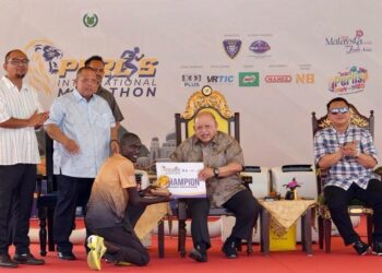 TUANKU Syed Sirajuddin Jamalullail
berkenan menyampaikan hadiah kepada para pemenang kategori elit 42 km pada Majlis Penutupan dan Penyampaian Hadiah Perlis International Marathon (PIM) 2026 di Stadium Tuanku Syed Putra, Kangar, Perlis.-UTUSAN