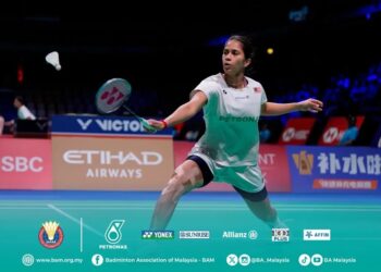 K. Letshanaa mengutip mata pertama Malaysia sewaktu beraksi menentang Johanita Scholtz dari Afrika Selatan pada perlawanan Kumpulan B Piala Uber di Horsens, Denmark, hari ini. - Gambar Ihsan Facebook BAM