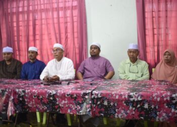 ENAM wakil rakyat Pas menuntut Menteri Besar, Abu Bakar Hamzah memberi penjelasan berhubung penangguhan sidang DUN Perlis dalam satu sidang akhbar di Mata Ayer, Perlis hari ini.-UTUSAN/ASYRAF MUHAMMAD