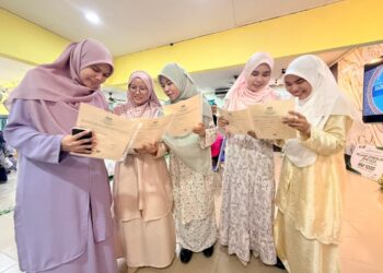 MESKIPUN berdepan cabaran menduduki peperiksaan ketika banjir besar namun tidak menghalang lima sahabat memperoleh keputusan cemerlang 9A dan 10A dalam SPM di Sekolah Menengah Agama (SMA) Al Madrasah Al Alawiyah Ad Diniah, Arau, Perlis semalam.-UTUSAN/MOHD. HAFIZ ABD. MUTALIB