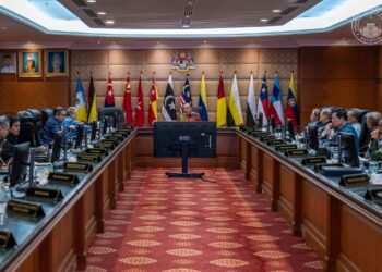 ANWAR Ibrahim menyampaikan taklimat khas berkenaan krisis tenaga global kepada Menteri Besar dan Ketua Menteri di Perdana Putra, Putrajaya. - Pejabat Perdana Menteri.

NO SALES; NO ARCHIVE; RESTRICTED TO EDITORIAL USE ONLY. NOTE TO EDITORS: This handout photos may only be used for editorial reporting purposes for the contemporaneous illustration of events, things or the people in the image or facts mentioned in the caption. Reuse of the pictures may