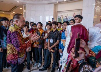 ANWAR Ibrahim meraikan 40 orang pelajar yang baru menerima keputusan SPM dari pelbagai sekolah dari seluruh Malaysia bersama dengan pimpinan PKPIM  di Pejabat Perdana Menteri. -Pejabat Perdana Menteri