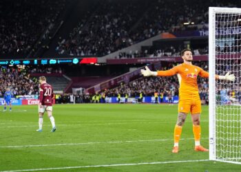 REAKSI Perri selepas menyelamatkan sepakan Jarrod Bowen .-AFP