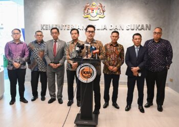 Menteri Belia dan Sukan, Dr. Mohammed Taufiq Johari ketika sidang akbar di Lobi KBS, semalam.