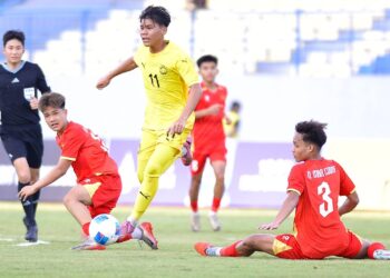 AKSI skuad Bawah 16 (B-16) negara ketika berdepan Vietnam dalam aksi pembukaan Kejuaraan B-17 ASEAN, kelmarin- IHSAN PERSATUAN BOLASEPAK MALAYSIA (FAM).