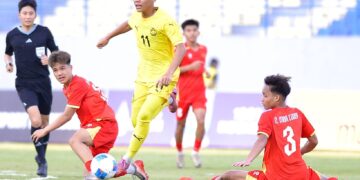 AKSI skuad Bawah 16 (B-16) negara ketika berdepan Vietnam dalam aksi pembukaan Kejuaraan B-17 ASEAN, kelmarin- IHSAN PERSATUAN BOLASEPAK MALAYSIA (FAM).