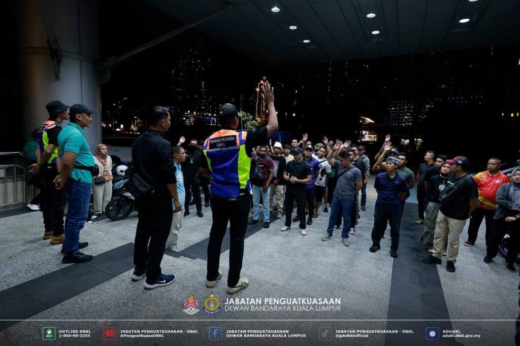 DBKL keluarkan enam notis kompaun terhadap ‘ulat foto’ di KLCC