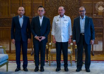 ANWAR Ibrahim menerima kunjungan hormat Ketua Pegawai Eksekutif Bank Rakyat, Ahmad Shahril di Perdana Putra, Putrajaya. - Pejabat Perdana Menteri.