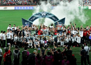 PASUKAN Sabah FC meraikan kejayaan mereka selepas menewaskan Penang FC 4-3 menerusi penentuan sepakan penalti di Stadium Likas, semalam. - IHSAN SABAH FC