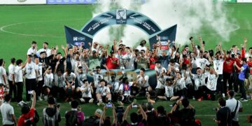 PASUKAN Sabah FC meraikan kejayaan mereka selepas menewaskan Penang FC 4-3 menerusi penentuan sepakan penalti di Stadium Likas, semalam. - IHSAN SABAH FC