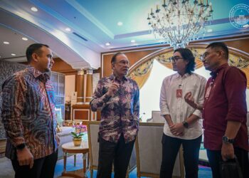 ANWAR Ibrahim bertemu dengan Muhammad Kamal Idhamuddin Kamal Arifin, salah seorang rakyat Malaysia yang sebelum ini terkandas di Pelabuhan Hamriyah, Dubai, UAE bersama rakan-rakan kru Kapal Berkat Tuah sejak tujuh bulan lalu di Perdana Putra, Putrajaya. - Pejabat Perdana Menteri.