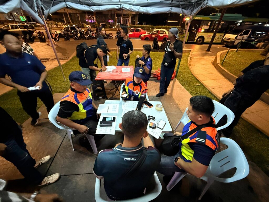 DBKL kompaun empat ‘ulat foto’ sekitar KLCC