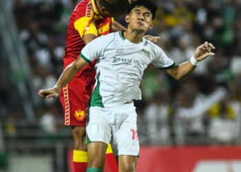 PENYERANG Kuching City FC, Gabriel Nistelrooy diasak pemain Selangor FC, Safuan Baharuddin pada aksi timbal balik separuh akhir Piala Malaysia 2025/26 di Stadium Negeri, sebentar tadi-IHSAN MFL