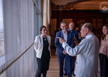 ANWAR Ibrahim menerima kunjungan hormat daripada wakil-wakil Amazon Web Services (AWS) di Perdana Putra, di sini hari ini - FACEBOOK ANWAR IBRAHIM