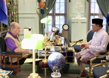 ANWAR Ibrahim menghadap Yang di-Pertuan Agong, Sultan Ibrahim bagi memberi maklum perihal terkini berkaitan hal ehwal negara. - FACEBOOK ANWAR IBRAHIM