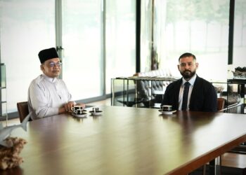 ANWAR Ibrahim menjunjung kasih perkenan Pemangku Sultan Johor, Tunku Mahkota Ismail menerima beliau menghadap dalam satu kunjungan singkat ke Johor, hari ini. - FACEBOOK ANWAR IBRAHIM