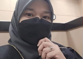 FADHLINA Sidek memuat naik gambar di Facebook  sewaktu mengendalikan kes keganasan rumahtangga.