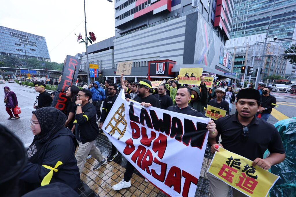 Peserta Himpunan Tangkap Azam Baki bergerak ke Dataran Merdeka