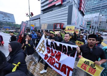 PESERTA Himpunan Tangkap Azam Baki berarak menuju ke Dataran Merdeka, Kuala Lumpur dengan kawalan ketat pihak polis. - UTUSAN/AMIR KHALID