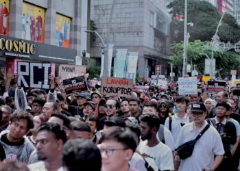 ORANG ramai berhimpun ketika Himpunan Tangkap Azam Baki di Jalan Tuanku Abdul Rahman, di sini hari ini - UTUSAN/AMIR KHALID