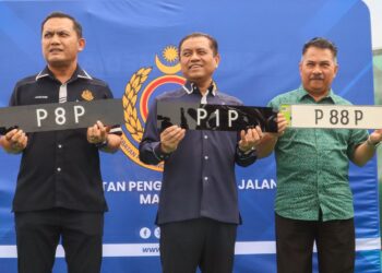 AEDY Fadly Ramli (tengah) pada Majlis Peluncuran Nombor Pendaftaran Istimewa (NPI) sempena Sambutan Ulang Tahun Hari JPJ Ke-80 di The Top Komtar, George Town, Pulau Pinang hari ini.-UTUSAN/DANIAL SAAD