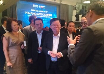 CHOW Kon Yeow (tengah) meninjau kiosk pameran selepas merasmikan inisiatif Kampus ATE dalam satu majlis di Bayan Lepas, Pulau Pinang, hari ini.-UTUSAN/SAFINA RAMLI