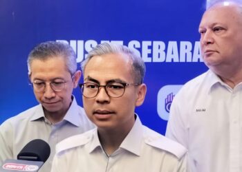 FAHMI Fadzil (tengah) ketika sidang akhbar di Pusat Sebaran Maklumat Nasional (NADI) di Kubang Semang, Bukit Mertajam, Pulau Pinang hari ini.-UTUSAN/SAFINA RAMLI