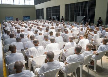 HAMPIR 500 tahanan yang didakwa ahli geng MS-13 dibicarakan secara beramai-ramai. - AFP