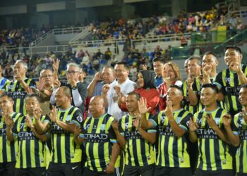 TUANKU Syed Faizuddin Putra Jamalullail bergambar bersama para pemain Perlis Old School dalam aksi persahabatan dengan Bekpes Hot FC di Kompleks Sukan Tuanku Syed Putra, Kangar, Perlis semalam.-UTUSAN/IZLIZAN OTHMAN