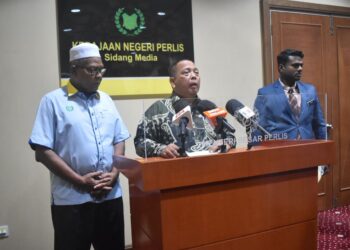 ABU Bakar Hamzah (dua dari kanan) bercakap kepada pemberita pada sidang media di Kompleks Seri Putra, Kangar, Perlis, hari ini. -UTUSAN/ASYRAF MUHAMMAD