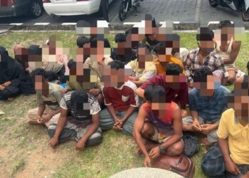 SERAMAI 25 warga Myanmar ditahan oleh Maritim Malaysia Pulau Pinang dalam satu operasi di pesisir pantai Kuala Muda, Penaga, Pulau Pinang, hari ini.-IHSAN MARITIM PULAU PINANG