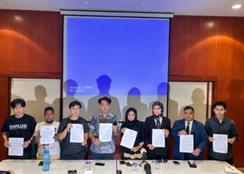 Barisan wakil Secretariat  Himpunan Advokasi Rakyat Malaysia (#ReformIPT) bersama Presiden, Brendon Gan (empat dari kiri) serta mangsa kluster kanser Nur Fauziah Abdul Razak(lima dari kiri) dalam sidang akhbar berkait isu tular pelanggaran SOP keselamatan radiasi dan wujud kluster kanser dalam kalangan kakitangan PPUM di Dewan Perhimpunan Cina Kuala Lumpur, hari ini. - UTUSAN