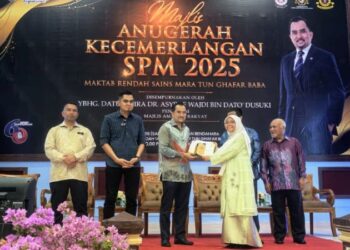 ASYRAF Wajdi Dusuki menyampaikan sumbangan kepada salah seorang pelajar cemerlang SPM 2025 pada Majlis Meraikan Kecemerlangan MRSM Tun Ghafar Baba hari ini.