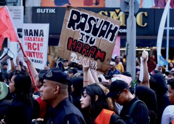 ORANG ramai berhimpun ketika Himpunan Tangkap Azam Baki di Jalan Tuanku Abdul Rahman, di sini hari ini - UTUSAN/AMIR KHALID