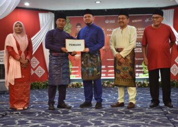 FATHUL Bari Mat Jahya (tiga dari kanan) membuat penyerahan dokumen kepada Ketua Pemuda UMNO Kangar, Saiful Fariddil Jasmi pada Majlis Perasmian Serentak Persidangan Tahunan Cawangan-Cawangan (Empat Peringkat) UMNO Bahagian Kangar di Hotel Putra Regency, Kangar, Perlis. -UTUSAN/ASYRAF MUHAMMAD