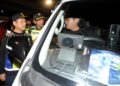 AEDY Fadly Ramli (kiri) dan Ketua Pengarah KPDN, Datuk Azman Adam melakukan pemeriksaan terhadap pemandu di susur keluar CIQ BSI, Johor Bahru, Johor semalam. - UTUSAN/ RAJA JAAFAR ALI