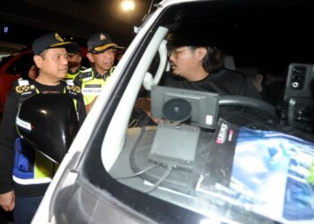 AEDY Fadly Ramli (kiri) dan Ketua Pengarah KPDN, Datuk Azman Adam melakukan pemeriksaan terhadap pemandu di susur keluar CIQ BSI, Johor Bahru, Johor semalam. - UTUSAN/ RAJA JAAFAR ALI