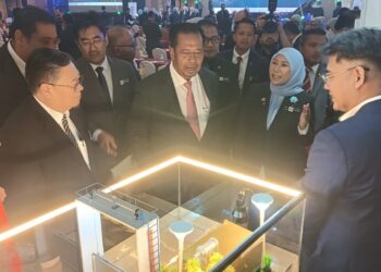 Abdul Rahman meninjau pameran oleh pihak industri sempena Mechanical and Electrical on Water Symposium (MEWS) 2026 di Putrajaya, hari ini.