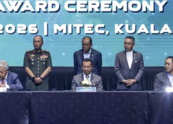 MOHAMED Khaled Nordin (tiga dari kiri) bersama timbalannya, Adly Zahari (tiga dari kanan) bergambar dengan Ketua Setiausaha Kementerian Pertahanan, Datuk Lokman Hakim Ali (dua, kanan) dan dua wakil syarikat kontraktor selepas menandatangani penganugerahan kontrak dan Program Kerjasama  Industri (ICP) pada Pameran Perkhidmatan Pertahanan Asia (DSA) dan Pameran Keselamatan Kebangsaan (NATSEC) Asia 2026 di Pusat Pameran dan Dagangan Antarabangsa Malaysia (MITEC), Kuala Lumpur, hari ini. Turut menyaksikan, Panglima Angkatan Tentera, Jeneral Datuk Malek Razak Sulaiman (dua, kiri). - UTUSAN/MUHAMAD IQBAL ROSLI
