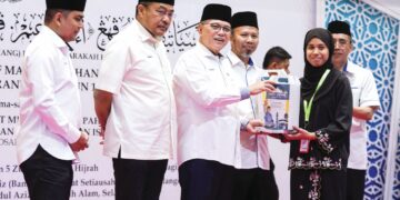 WAN Rosdy Wan Ismail menyampaikan Inisiatif Makmur Pahang (I.M Pahang) kepada pekerja swasta, Alya Sorfina Ahmad, 24, pada Majlis Perasmian Kursus Perdana Haji dan
Penyampaian Inisiatif Makmur Pahang Program Barakah Haji (Perantau) Tahun 1447 Hijrah/2026 Masihi di Bangunan Sultan Salahuddin Abdul Aziz Shah, Shah Alam, semalam.
– UTUSAN/AFIQ RAZALI