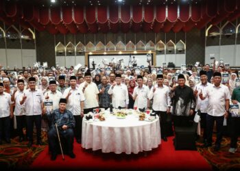 WAN Rosdy Wan Ismail bergambar bersama penerima yang hadir pada Majlis Penyampaian Inisiatif Makmur Pahang Barakah Haji Kluster Anak Perantauan Pahang Tahun 1447H/2026M di Dewan Jubli Perak Sultan Abdul Aziz, Shah Alam, semalam. – UTUSAN/AFIQ RAZALI