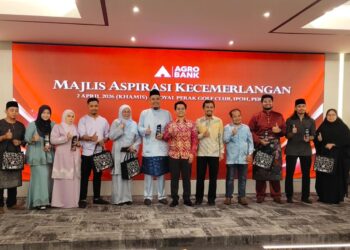 AHMAD Ariff Abu Bakar (enam dari kanan) bersama lima penerima anugerah pada Majlis Aspirasi Kecemerlangan AUM Perak di Ipoh hari ini. - UTUSAN