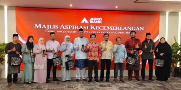 AHMAD Ariff Abu Bakar (enam dari kanan) bersama lima penerima anugerah pada Majlis Aspirasi Kecemerlangan AUM Perak di Ipoh hari ini. - UTUSAN