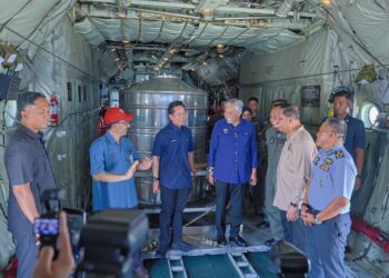 AHMAD Zahid Hamidi hadir meninjau proses penyediaan larutan garam bagi pelaksanaan Operasi Pembenihan Awan (OPA) di sekitar Kedah dan Perak, di Pangkalan Udara Tentera Udara Diraja Malaysia (TUDM) Subang, di sini hari ini. UTUSAN/SHIDDIEQIIN ZON