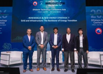 M. Huzaini (kiri) dalam pembentangan Tenaga boleh diperbaharui dan tenaga baharu adalah strategik sempena sempena Persidangan Teknologi Luar Pesisir (OTC) di Pusat Konvensyen Kuala Lumpur di sini hari ini.