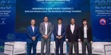 M. Huzaini (kiri) dalam pembentangan Tenaga boleh diperbaharui dan tenaga baharu adalah strategik sempena sempena Persidangan Teknologi Luar Pesisir (OTC) di Pusat Konvensyen Kuala Lumpur di sini hari ini.