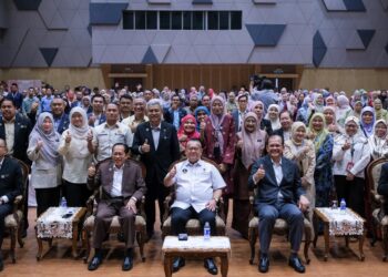ALEXANDER Nanta Linggi bergambar bersama warga kerja Kementerian Kerja Raya pada majlis perhimpunan Bulanan Kementerian Kerja Raya (KKR) hari ini. UTUSAN/M. FIRDAUS M. JOHARI