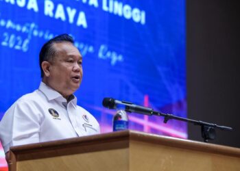 ALEXANDER Nanta Linggi berucap semasa majlis perhimpunan Bulanan Kementerian Kerja Raya (KKR) hari ini. UTUSAN/M. FIRDAUS M. JOHARI